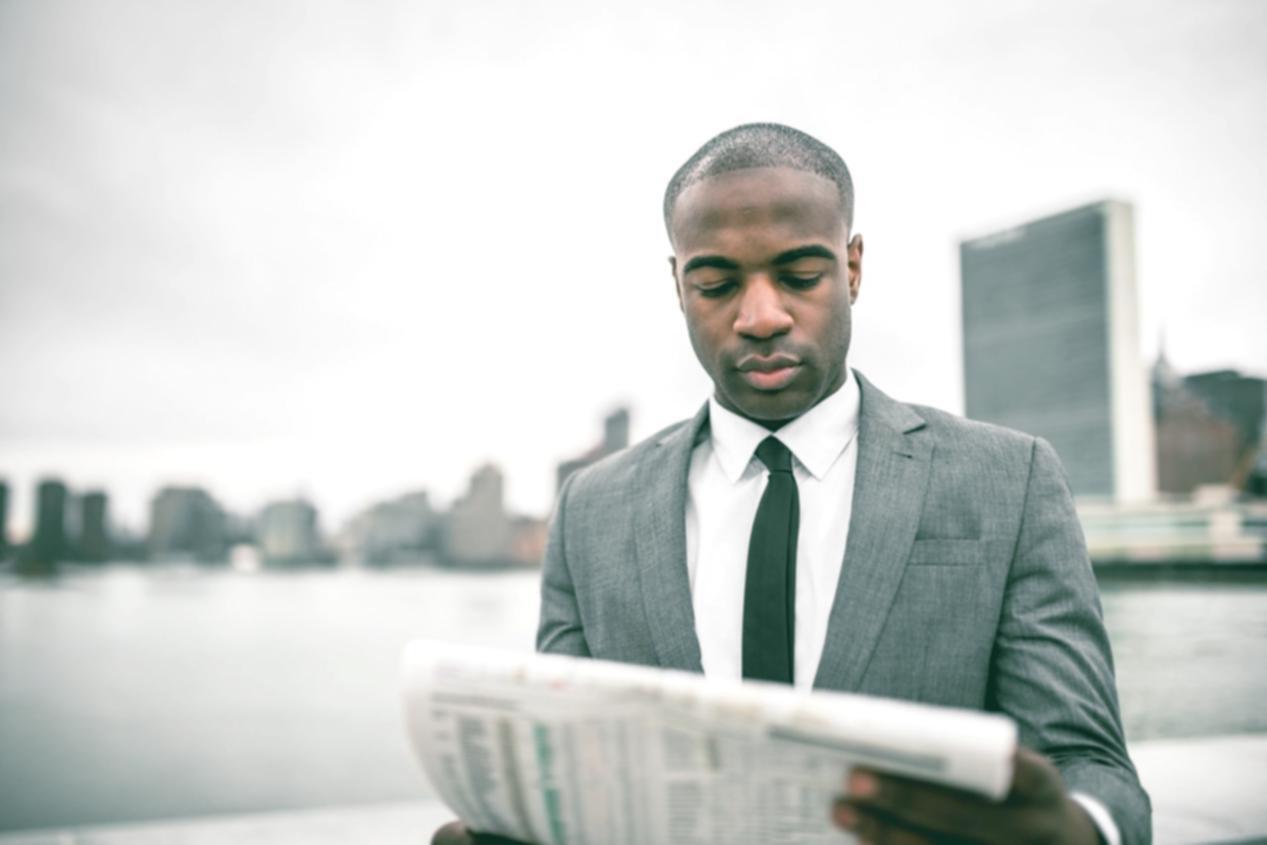 Equipo de trabajo colaborativo desarrollando estrategias de contenido educativo